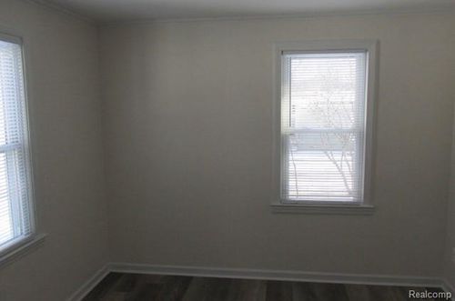 6533 Cloverton Dr, Waterford, MI, 48329-1201 | Card Image