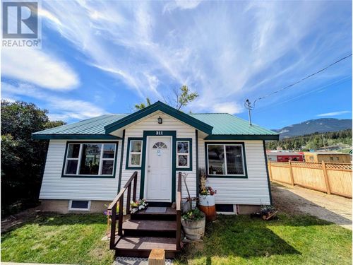 311 Dewdney Ave, Clinton, BC, V0K1H1 | Card Image