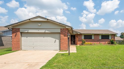 111 19th St, Owasso, OK, 74055-4619 | Card Image