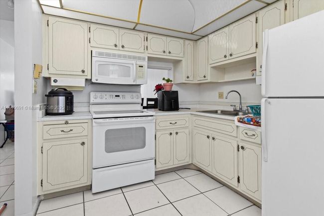 APT-109 - 2200 Park Ln, Condo with 1 bedrooms, 2 bathrooms and null parking in Hollywood FL | Image 10