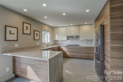 204 Fleetwood Plz, Hendersonville, NC, 28739-8302 | Card Image