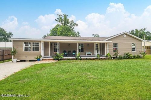 912 Maple St, Waveland, MS, 39576-2716 | Card Image