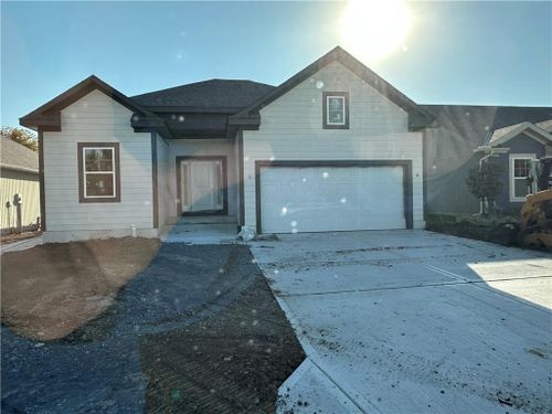 107 N Carriage Meadows Trl, Peculiar, MO, 64078-7801 | Card Image