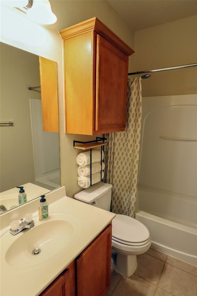 Bathroom upstairs | Image 29