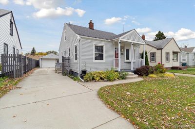 360 Hamata Avenue, Home with 3 bedrooms, 1 bathrooms and null parking in Hazel Park MI | Image 1