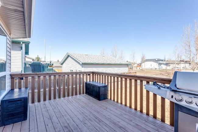 56 Silver Creek Boulevard Nw, Home with 4 bedrooms, 2 bathrooms and 4 parking in Airdrie AB | Image 3