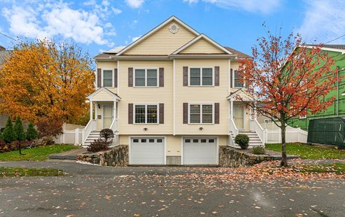 31-31 Mott St, Arlington, MA, 02474-8828 | Card Image