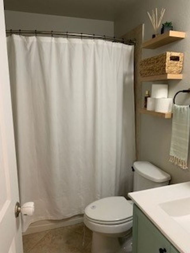 Full bath with vanity, toilet, and a shower with shower curtain | Image 17