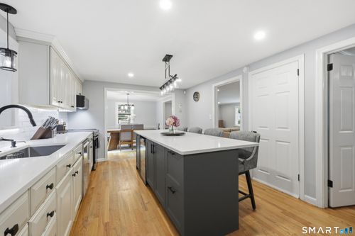 370 S Main St, West Hartford, CT, 06107-3617 | Card Image