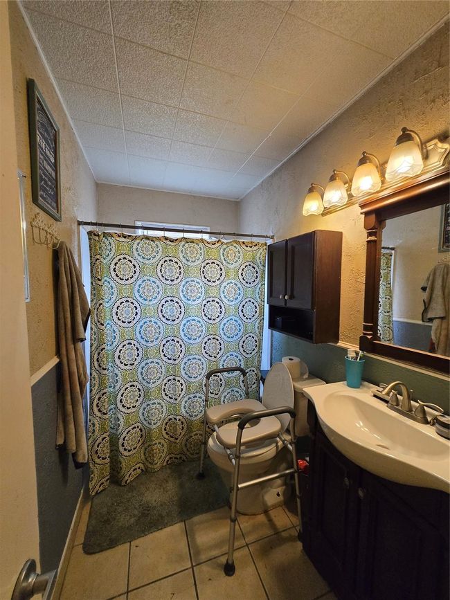 610 E Division St, House other with 3 bedrooms, 2 bathrooms and 3 parking in Edna TX | Image 33