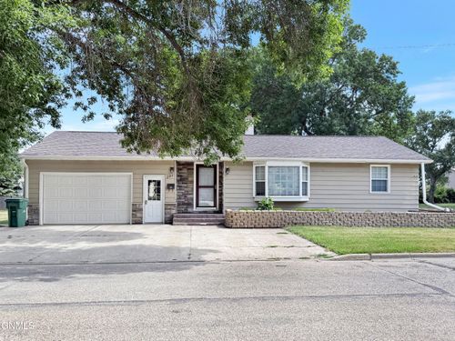 286 5th Avenue S, Carrington, ND, 58421 | Card Image