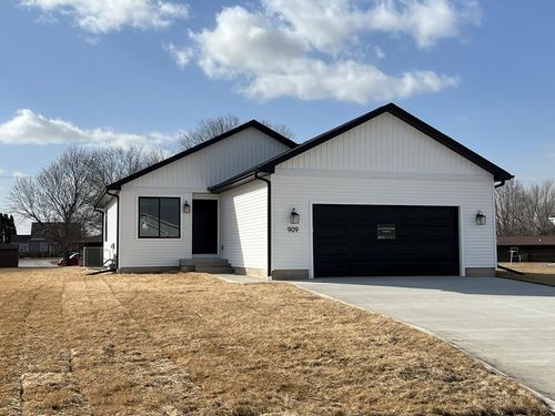 909 Sunrise Dr, Gowrie, IA, 50543-7486 | Card Image