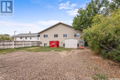 514 Lillooet St W, Home with 5 bedrooms, 3 bathrooms and null parking in Moose Jaw SK | Image 3