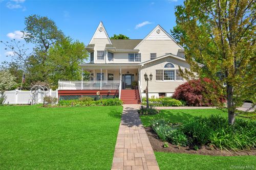 25 Bolton St, Lindenhurst, NY, 11757-1218 | Card Image