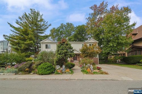 1003 Cumbermeade Rd, Fort Lee, NJ, 07024-4210 | Card Image