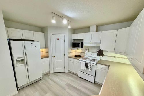 210-4507 45 St Sw, Calgary, AB, T3E6K7 | Card Image