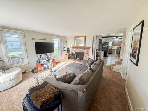 215 S Maple St, Fowlerville, MI, 48836-5110 | Card Image