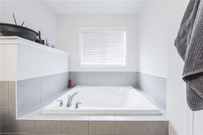 8258 Tulip Tree Dr, Townhouse with 3 bedrooms, 3 bathrooms and 2 parking in Niagara Falls ON | Image 12