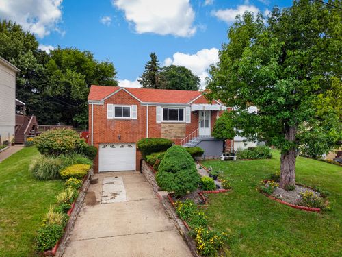 424 Lois Dr, Pittsburgh, PA, 15236-2528 | Card Image