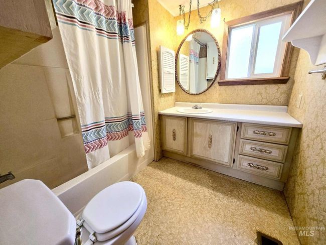 Full bathroom with shower / bath combination with curtain and vanity | Image 14