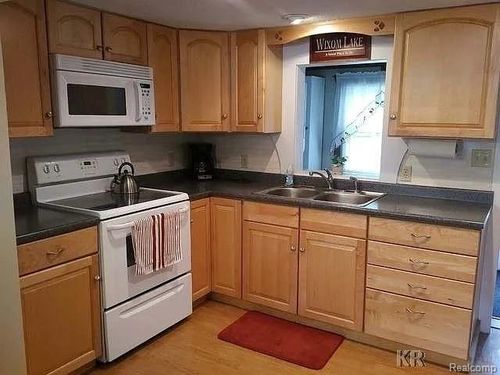 4181 S Oak Dr, Beaverton, MI, 48612-8828 | Card Image