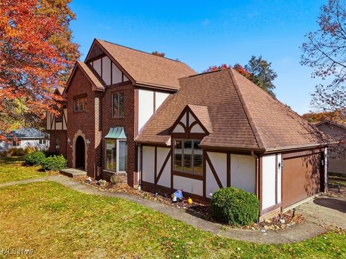 951 Azalea Blvd, Barberton, OH, 44203-4438 | Card Image