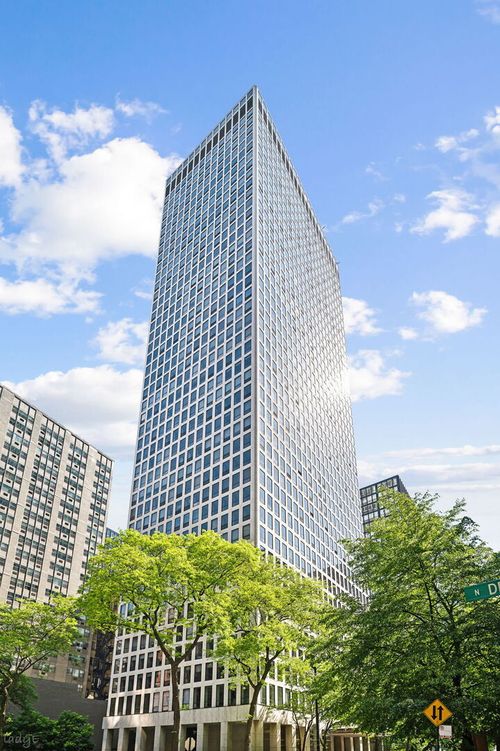 512-260 E Chestnut St, Chicago, IL, 60611-2447 | Card Image