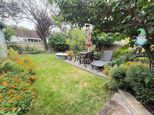 164 Metcalf Ave, Fresh Meadows, NY, 11365-1018 | Card Image