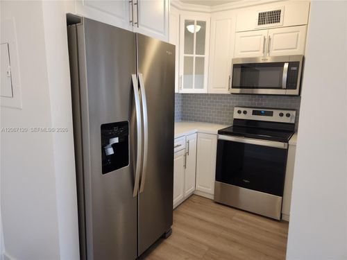 420-8075 Nw 7th St, Miami, FL, 33126-4082 | Card Image
