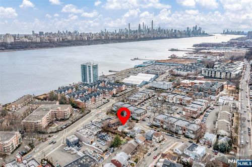 17 Garden Pl, Edgewater, NJ, 07020-1207 | Card Image