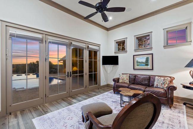 Guest or flex space with sunset views | Image 31