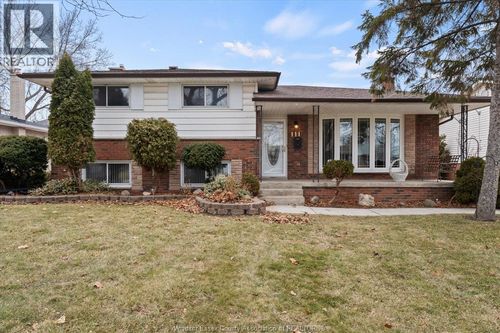 1116 Sumach Cres, Home with 3 bedrooms, 2 bathrooms and null parking in Windsor ON | Card Image