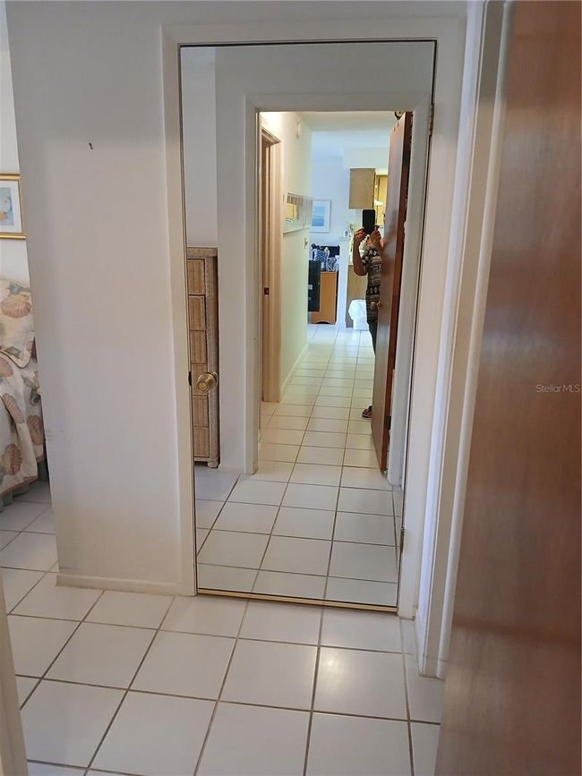 MASTER BEDROOM MIRRORED CLOSET DOOR | Image 19