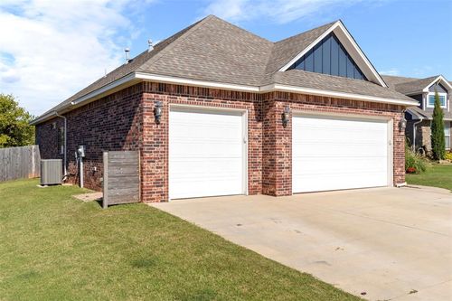 1605 Pendleton Place, Moore, OK, 73160 | Card Image
