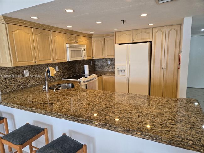 APT-810 - 2625 Collins Ave, Condo with 1 bedrooms, 2 bathrooms and null parking in Miami Beach FL | Image 7