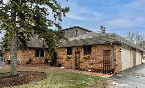 8179 S Forest Hills Circle, Franklin, WI, 53132 | Card Image