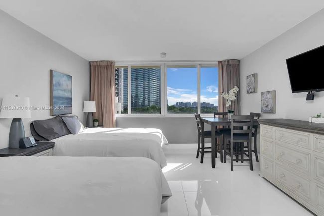 440 - 19201 Collins Ave, Condo with 0 bedrooms, 1 bathrooms and null parking in Sunny Isles Beach FL | Image 8