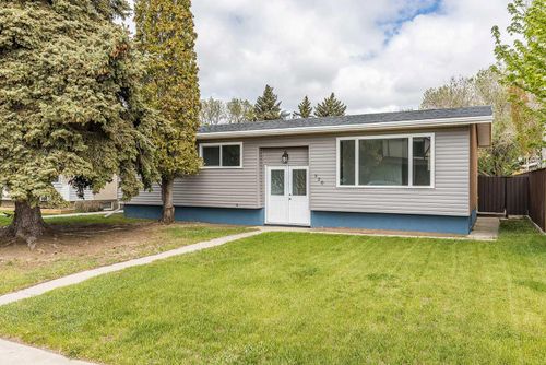 320 16 St Ne, Medicine Hat, AB, T1A7L9 | Card Image