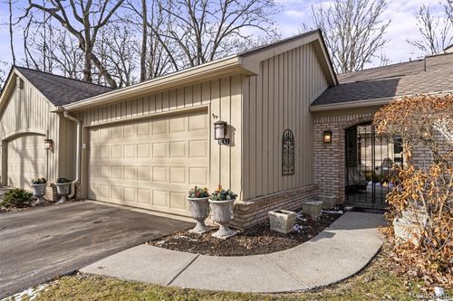 1243 Woodcrest Cir, Bloomfield Hills, MI, 48304-1574 | Card Image