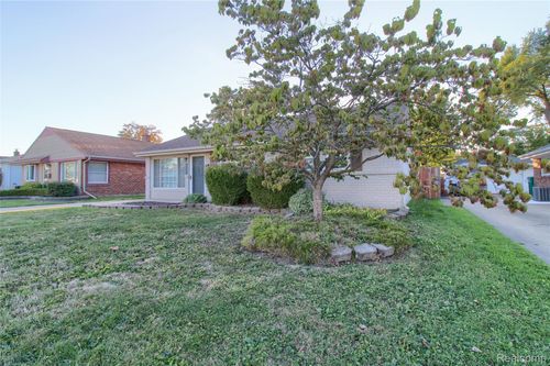 18200 Hinton St, Riverview, MI, 48193-7466 | Card Image