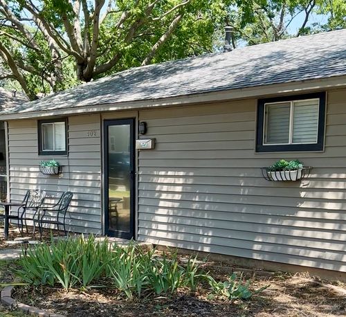 402 W Highland St, Denton, TX, 76201-6818 | Card Image