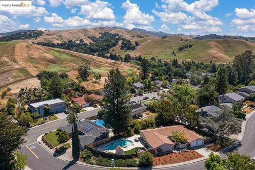 8 Juniper Way, Moraga, CA, 94556-1719 | Card Image
