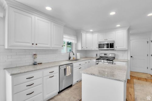 982 Orchard Dr, River Heights, UT, 84321-5645 | Card Image