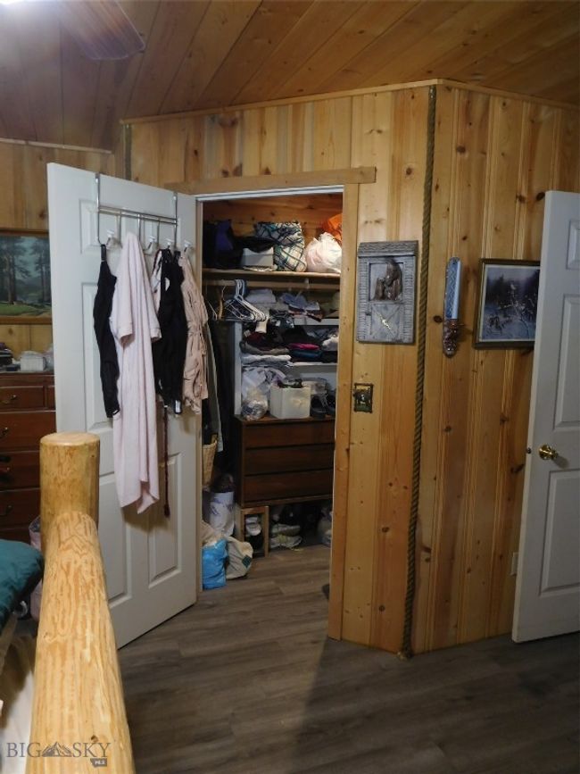 WALK IN CLOSET | Image 22