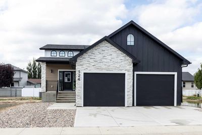 124 Hamptons Cres Se, House detached with 4 bedrooms, 2 bathrooms and 2 parking in Medicine Hat AB | Image 1