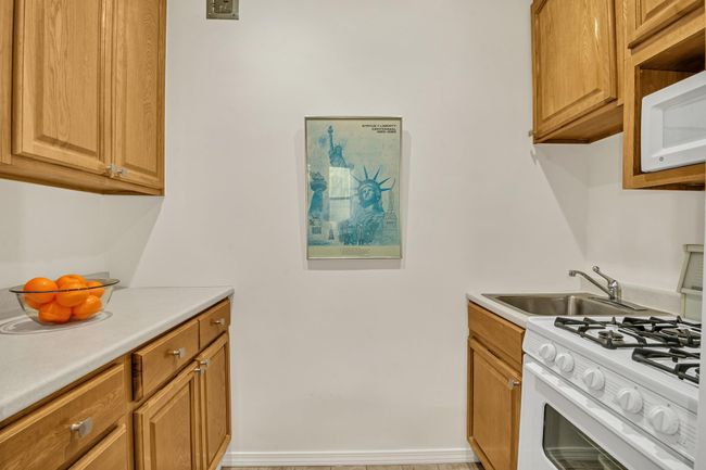 Galley kitchen | Image 8