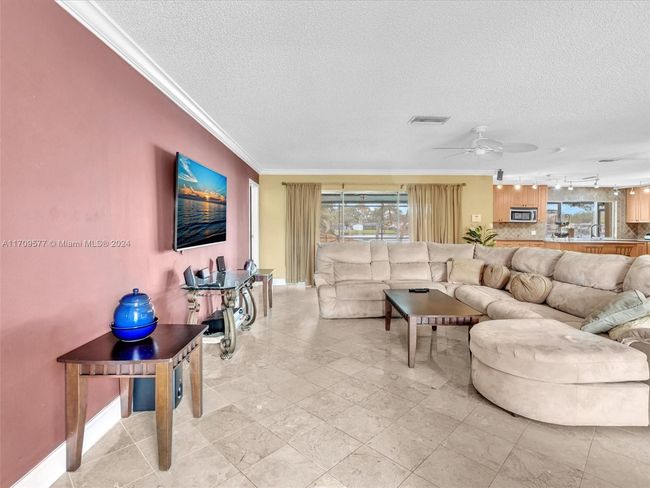 8910 Nw 7 Th Ct, House other with 3 bedrooms, 2 bathrooms and null parking in Pembroke Pines FL | Image 5