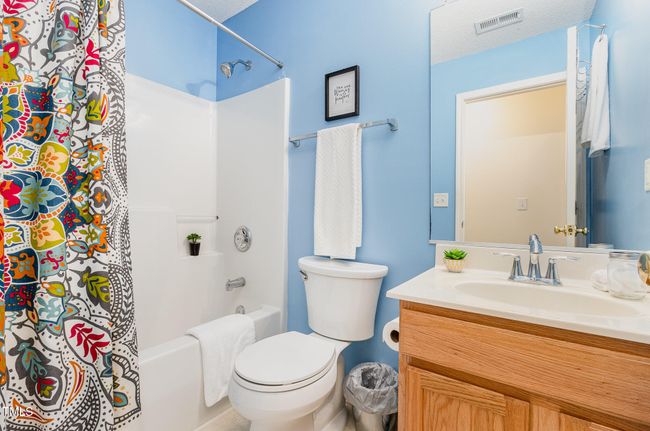 Hall Bathroom | Image 25