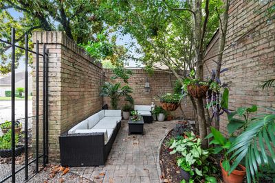 Just take a look at this stunning courtyard as you step through the front gate. | Image 3