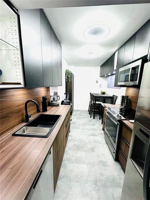 apt-805a-4400 Hillcrest Dr, Hollywood, FL, 33021-7928 | Card Image